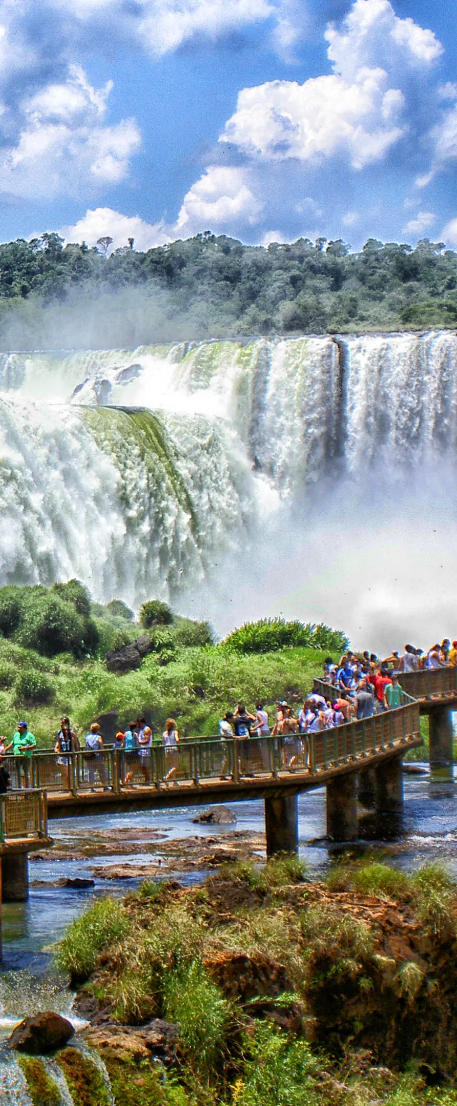 A boat floating in a tropical coast.